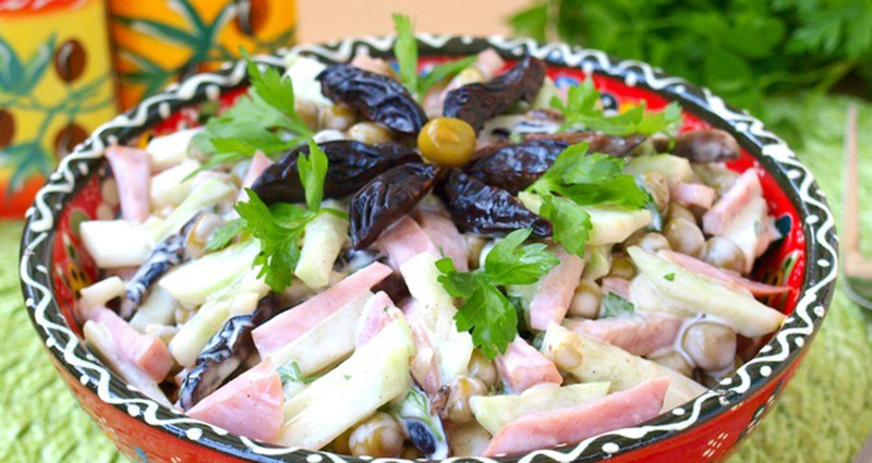 Для желудка и для кишечника: 12 вкусных салатов с черносливом. Восполнят нехватку витаминов