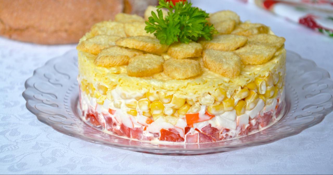 Салат с сухариками. Пробуем 6 очень вкусных рецептов