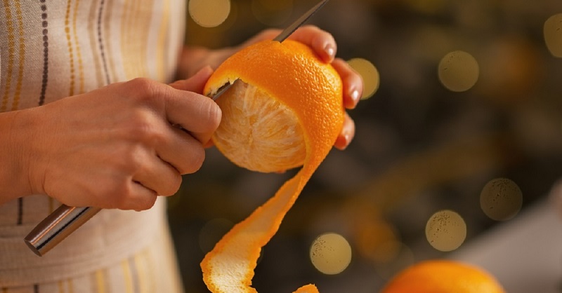 Продержал апельсиновые корки неделю в банке: 12 неожиданных способов применения. Из корок цитрусовых, оказывается, можно сделать много полезных вещей.