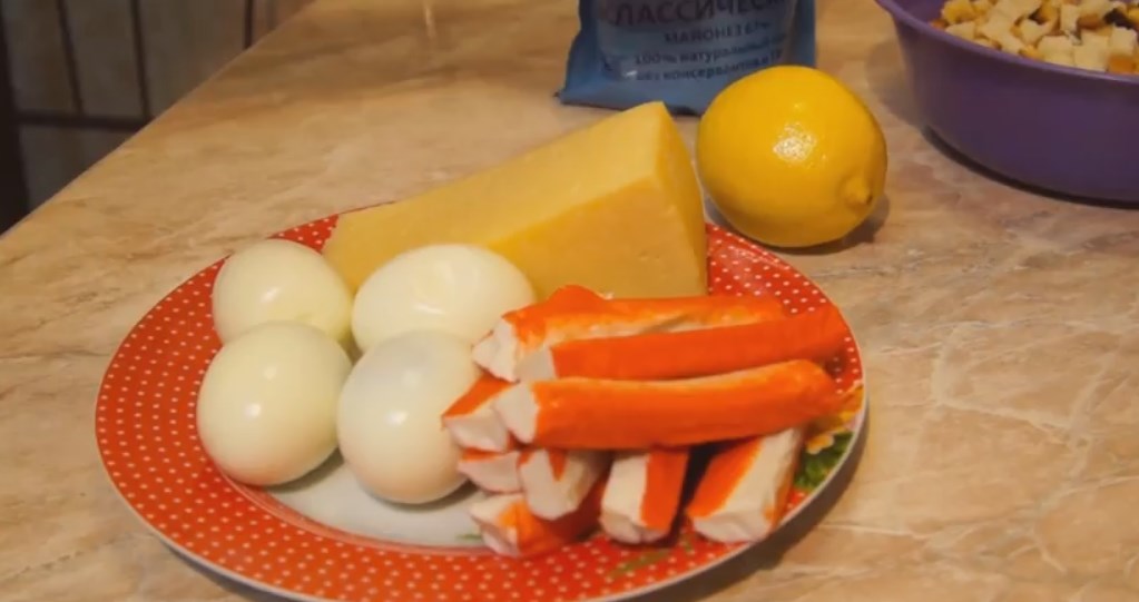 Салат с сухариками. Пробуем 6 очень вкусных рецептов