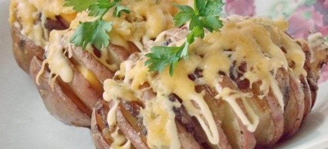 Картошка «Гармошка», запеченная с беконом, сыром, салом и колбасой