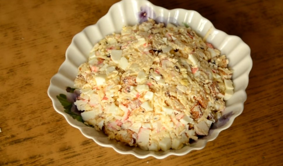 Салат с сухариками. Пробуем 6 очень вкусных рецептов