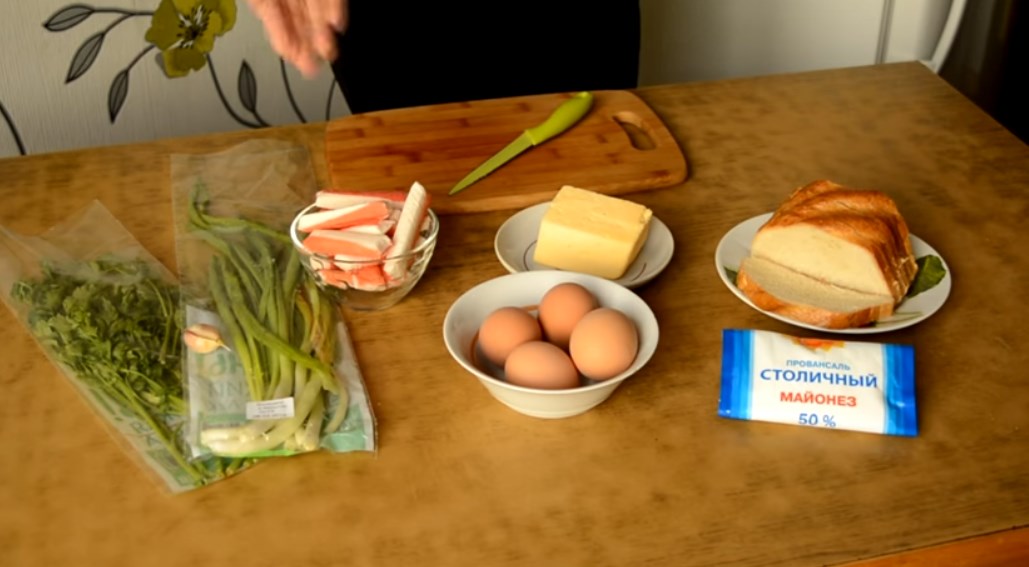 Салат с сухариками. Пробуем 6 очень вкусных рецептов