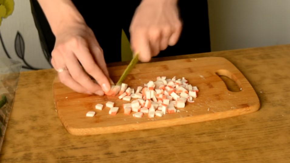 Салат с сухариками. Пробуем 6 очень вкусных рецептов