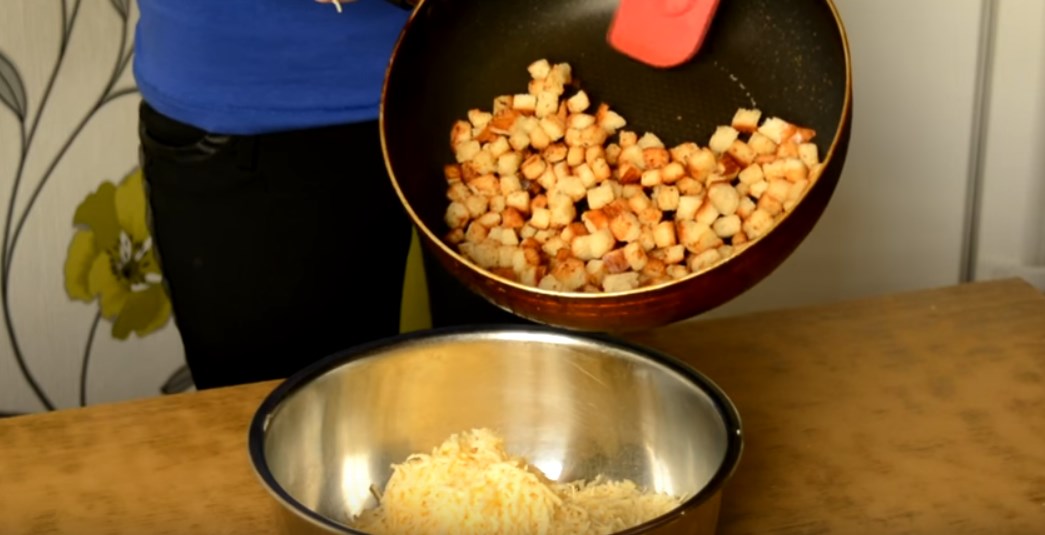 Салат с сухариками. Пробуем 6 очень вкусных рецептов