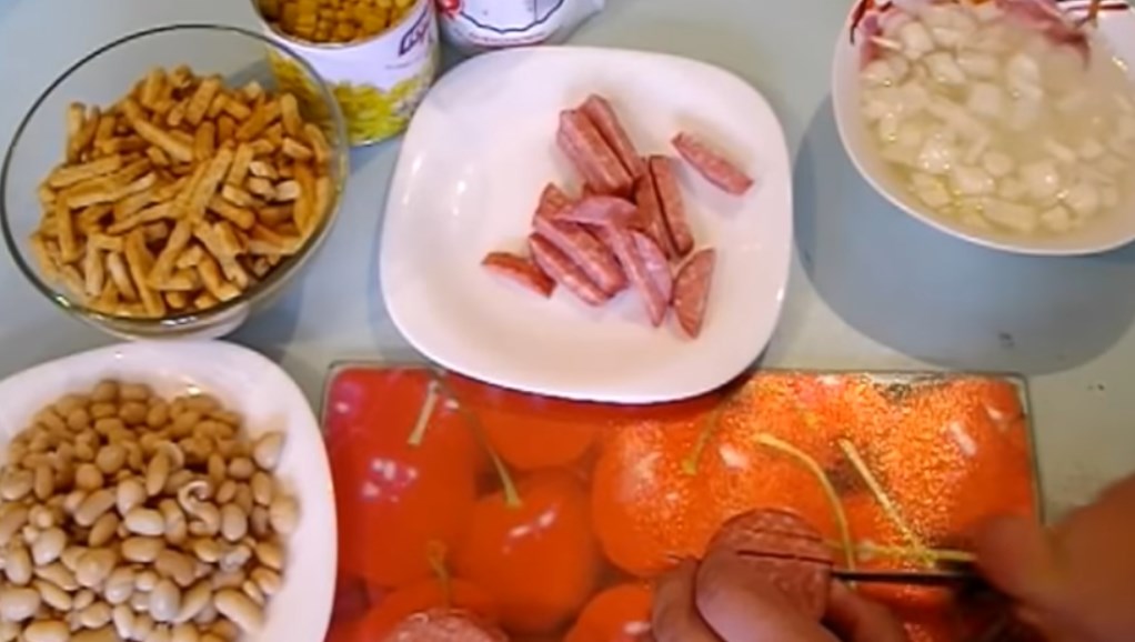 Салат с сухариками. Пробуем 6 очень вкусных рецептов