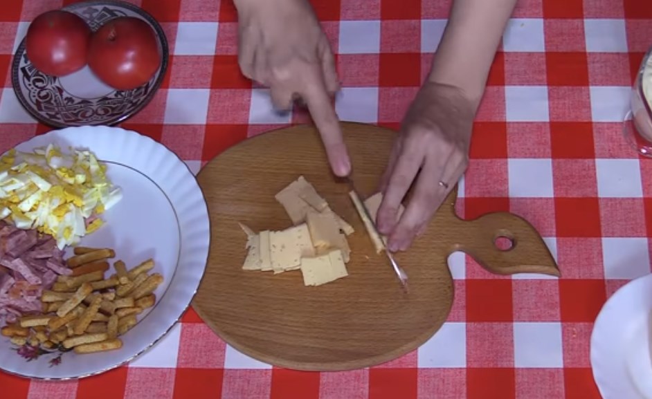 Салат с сухариками. Пробуем 6 очень вкусных рецептов