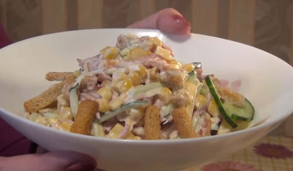 Салат с сухариками. Пробуем 6 очень вкусных рецептов