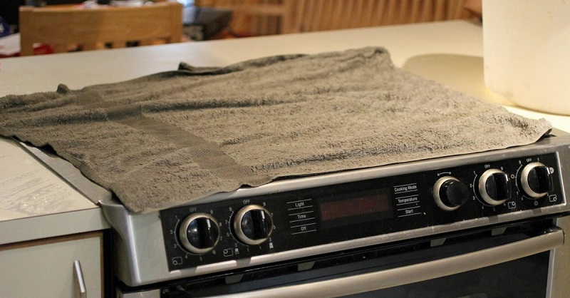 Узнав, зачем хозяйка накрыла плиту влажными полотенцами, ты побежишь на кухню, чтобы сделать так же…