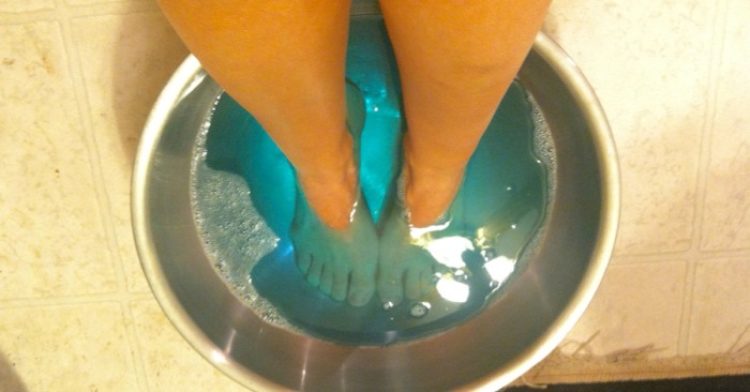 Она нанесла на ступни немного ополаскивателя для рта. Через полчаса случилось чудо!
