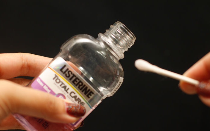 Она нанесла на ступни немного ополаскивателя для рта. Через полчаса случилось чудо!