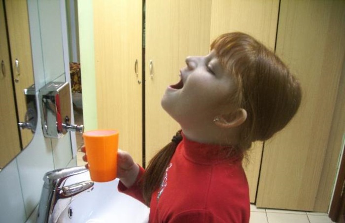 Она нанесла на ступни немного ополаскивателя для рта. Через полчаса случилось чудо!