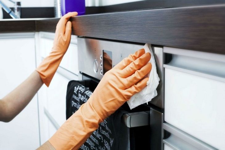 Пять быстрых способов очистить кухонные шкафчики от жирного налета