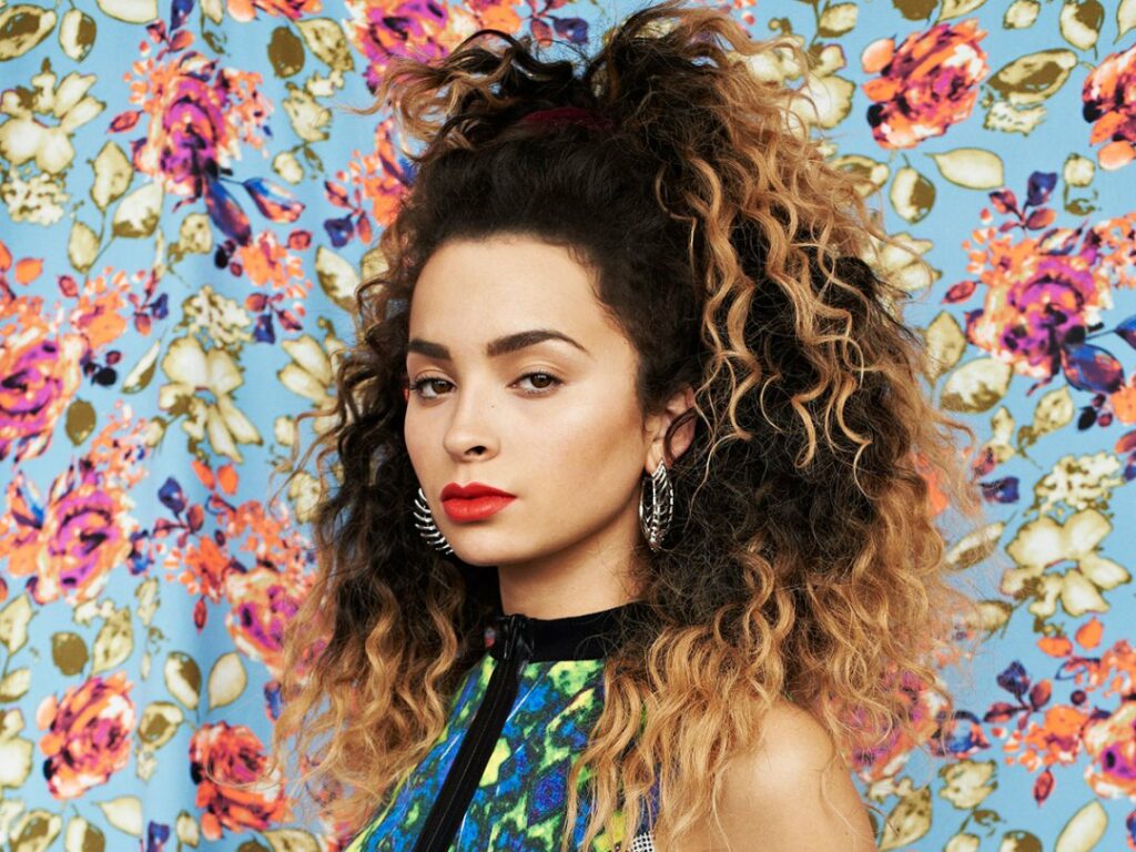 Ella beauty. Ella Eyre. Ella Eyre 2022. Певицы с кудрями. Певица с кудрявыми волосами.