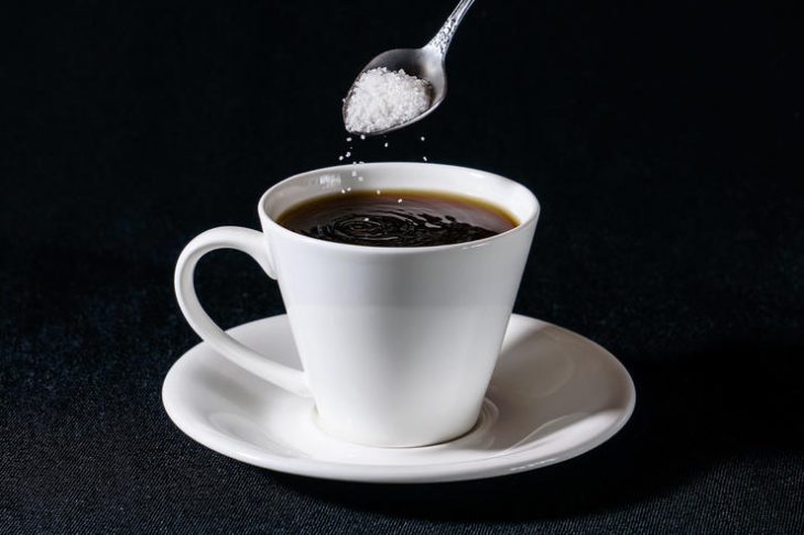 Как улучшится кофе, если сахар заменить на соль